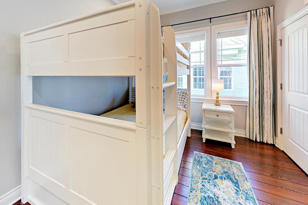 The Beachy & Charming Whale Galveston Extérieur photo